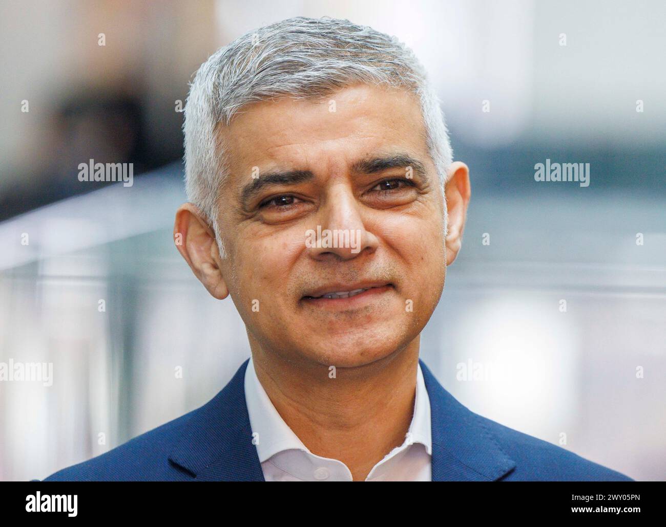 London, Großbritannien. April 2024. Der Londoner Bürgermeister Sadiq Khan besucht zusammen mit der Schattenkanzlerin Rachel Reeves das Francis Crick Institute. Sadiq Khan kandidiert für eine dritte Amtszeit bei den Bürgermeisterwahlen am 2. Mai. Er hat versprochen, bis 2028 150.000 hochwertige gut bezahlte Arbeitsplätze in seiner Wiederwahl zu schaffen. Quelle: Karl Black/Alamy Live News Stockfoto