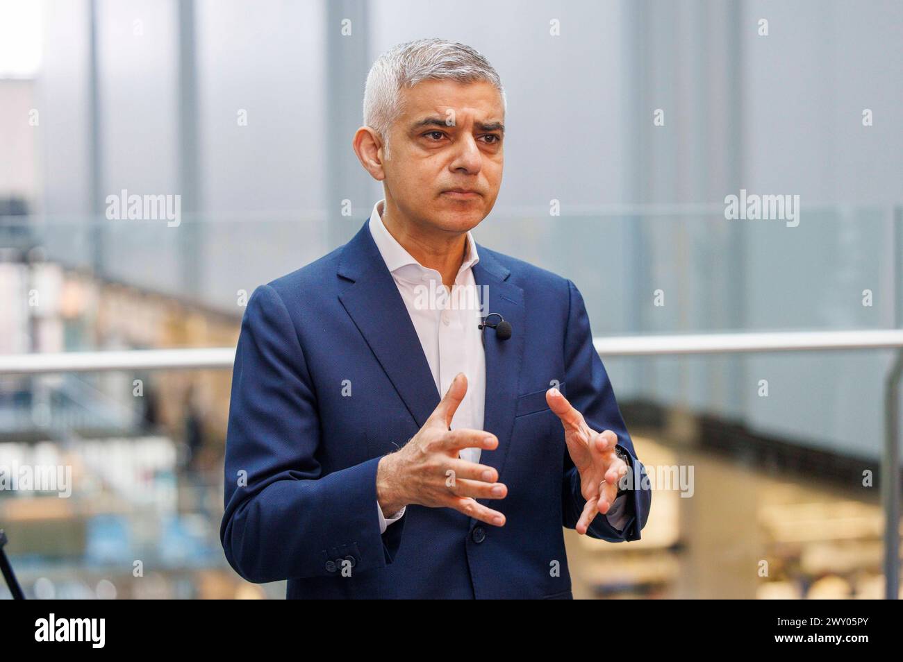 London, Großbritannien. April 2024. Der Londoner Bürgermeister Sadiq Khan besucht zusammen mit der Schattenkanzlerin Rachel Reeves das Francis Crick Institute. Sadiq Khan kandidiert für eine dritte Amtszeit bei den Bürgermeisterwahlen am 2. Mai. Er hat versprochen, bis 2028 150.000 hochwertige gut bezahlte Arbeitsplätze in seiner Wiederwahl zu schaffen. Quelle: Karl Black/Alamy Live News Stockfoto
