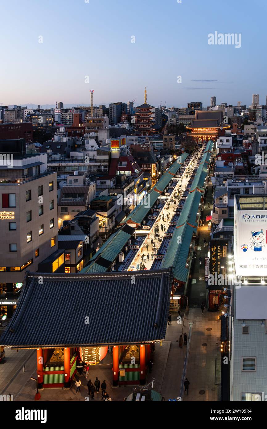 Tokio, Japan – 29. Februar 2024: Das Kaminarimon-Tor und der Nakamise-dori-Stree führen zum Senso-Ji-Buddhismus-Tempel in der Asakusa in Tokio. Stockfoto