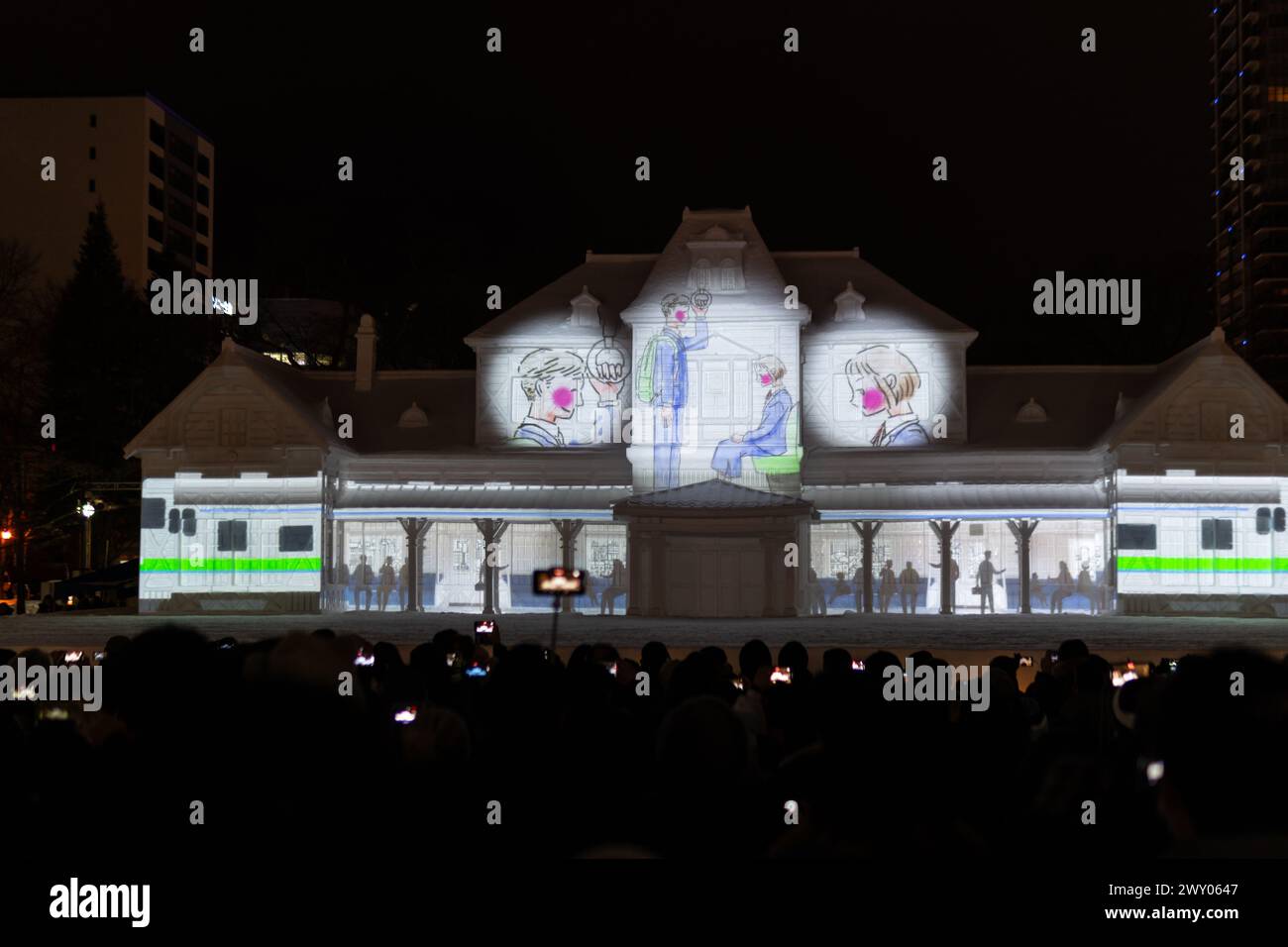 Sapporo, Japan - 07. Februar 2024: Während des Winterfestes i genießt das Publikum Animationen auf der Eisskulptur der Old Sapporo Station auf dem HTB Snow Square Stockfoto