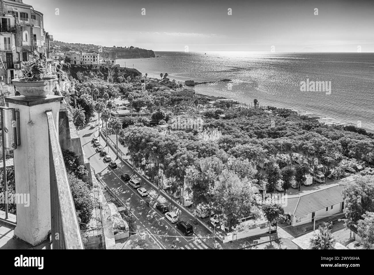 Blick über die Stadt Tropea, ein Badeort am Golf von St. Efemia, Teil des Tyrrhenischen Meeres, Kalabrien, Italien Stockfoto