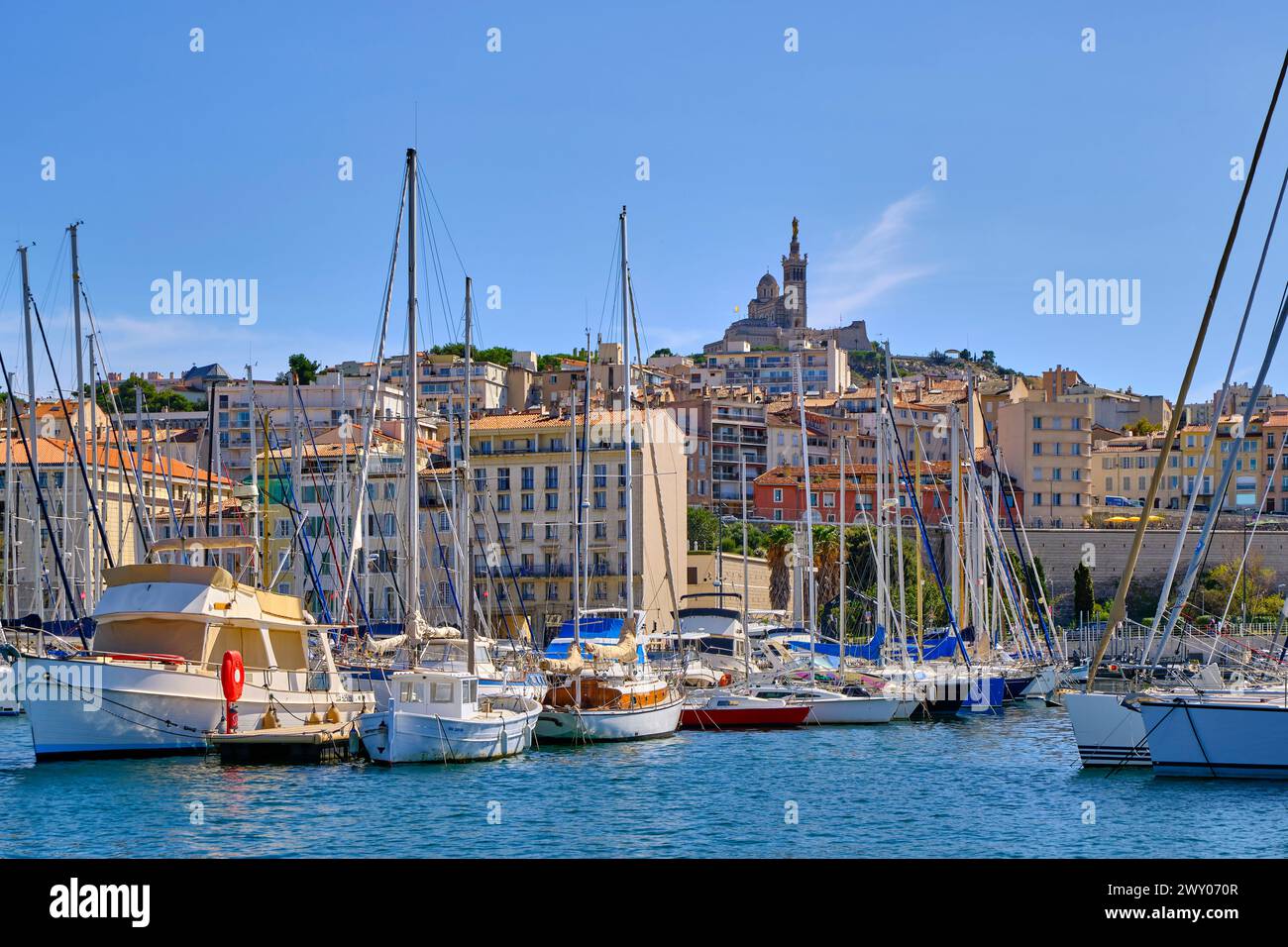 Der alte Hafen (Vieux Port) von Marseille und Notre-Dame de la Garde auf dem Hügel, Provence-Alpes-Cote d'Azur, Frankreich Stockfoto