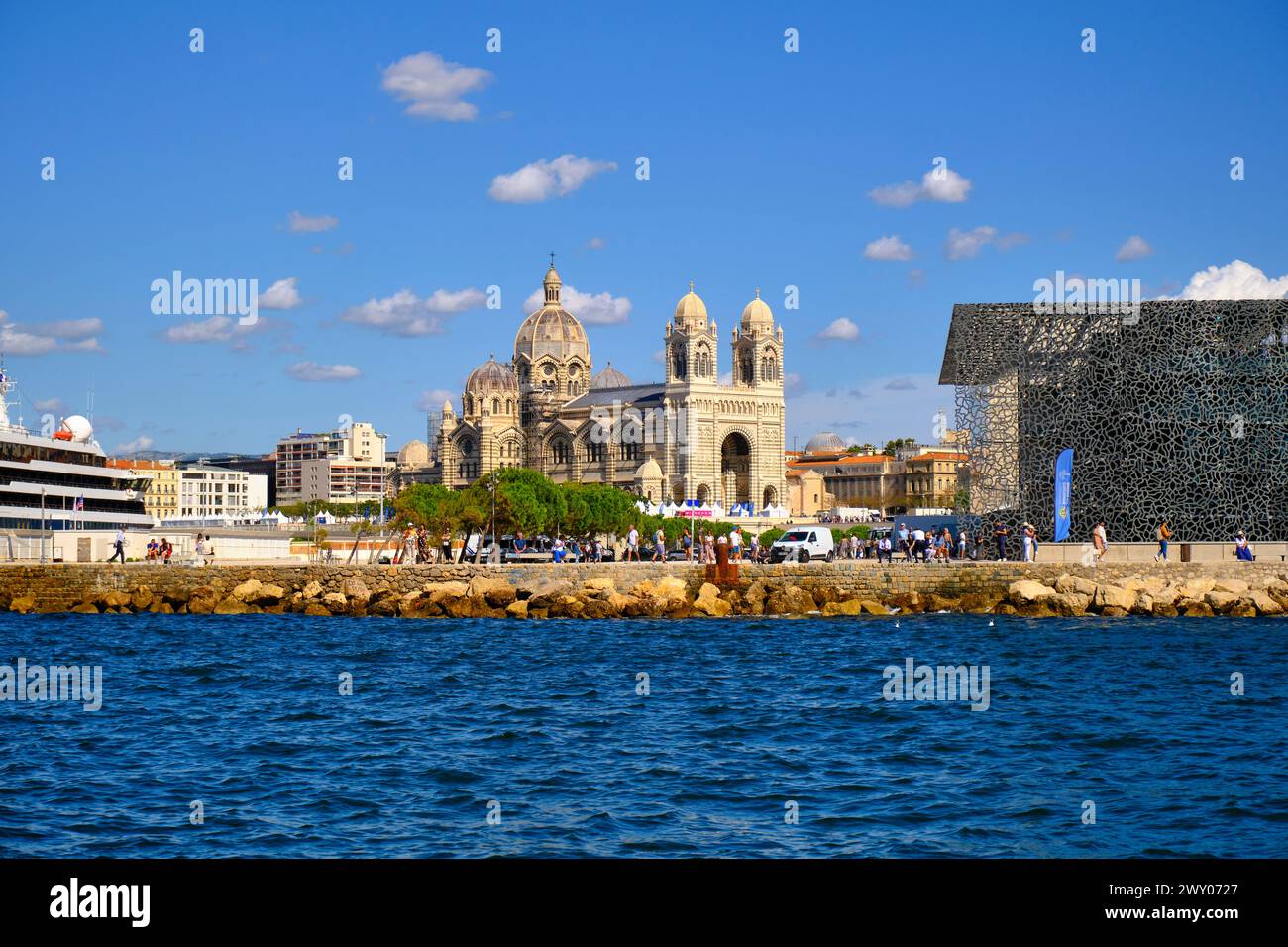 Die Kathedrale, Cathedrale Sainte-Marie majeure (Cathedrale de la Major) de Marseille vom Mucem aus gesehen. Frankreich Stockfoto