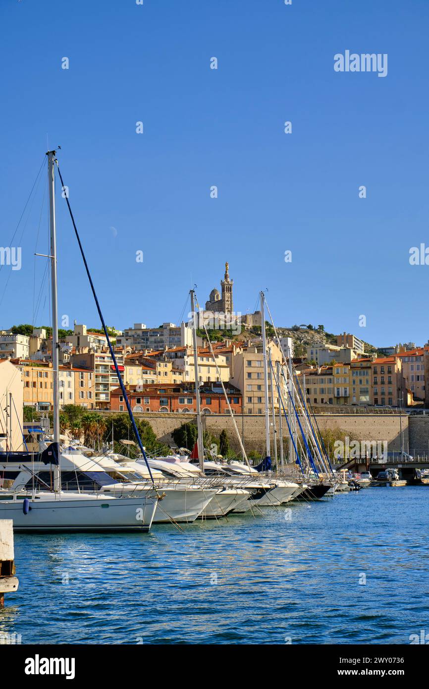 Der alte Hafen (Vieux Port) von Marseille und Notre-Dame de la Garde auf dem Hügel, Provence-Alpes-Cote d'Azur, Frankreich Stockfoto