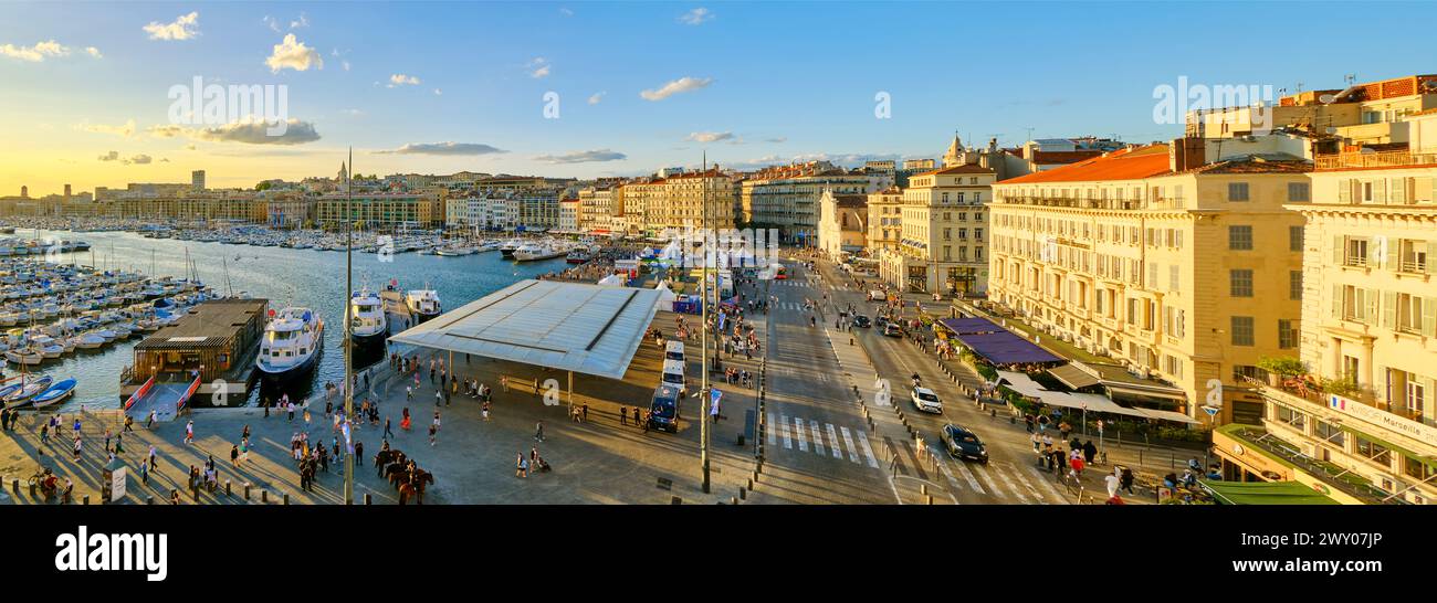 Der Spiegel L’Ombrière (um Schatten zu geben) des Architekten Norman Foster. Vieux Port, Marseille. Frankreich Stockfoto