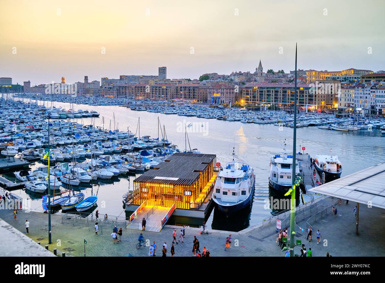 Der alte Hafen (Vieux Port) von Marseille in der Abenddämmerung. Das Stadtzentrum von Marseille, Provence-Alpes-Cote d'Azur. Frankreich Stockfoto