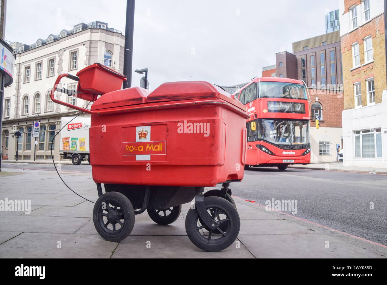 London, Großbritannien. April 2024. Ein Postzustellwagen wird auf einer Straße in Central London geparkt, da International Distributions Services (IDS), der Eigentümer von Royal Mail, vorschlägt, dass Postzustellungen zweiter Klasse auf zwei- oder dreimal pro Woche reduziert werden sollten, um die Kosten zu senken. Quelle: Vuk Valcic/Alamy Live News Stockfoto
