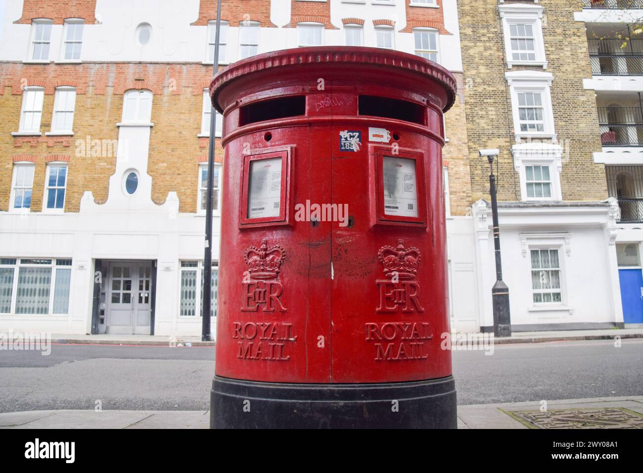 London, Großbritannien. April 2024. Ein Postfach in Central London AS International Distributions Services (IDS), der Eigentümer von Royal Mail, schlägt vor, dass zweitklassige Postzustellungen auf zwei- bis dreimal pro Woche reduziert werden sollten, um die Kosten zu senken. Quelle: Vuk Valcic/Alamy Live News Stockfoto