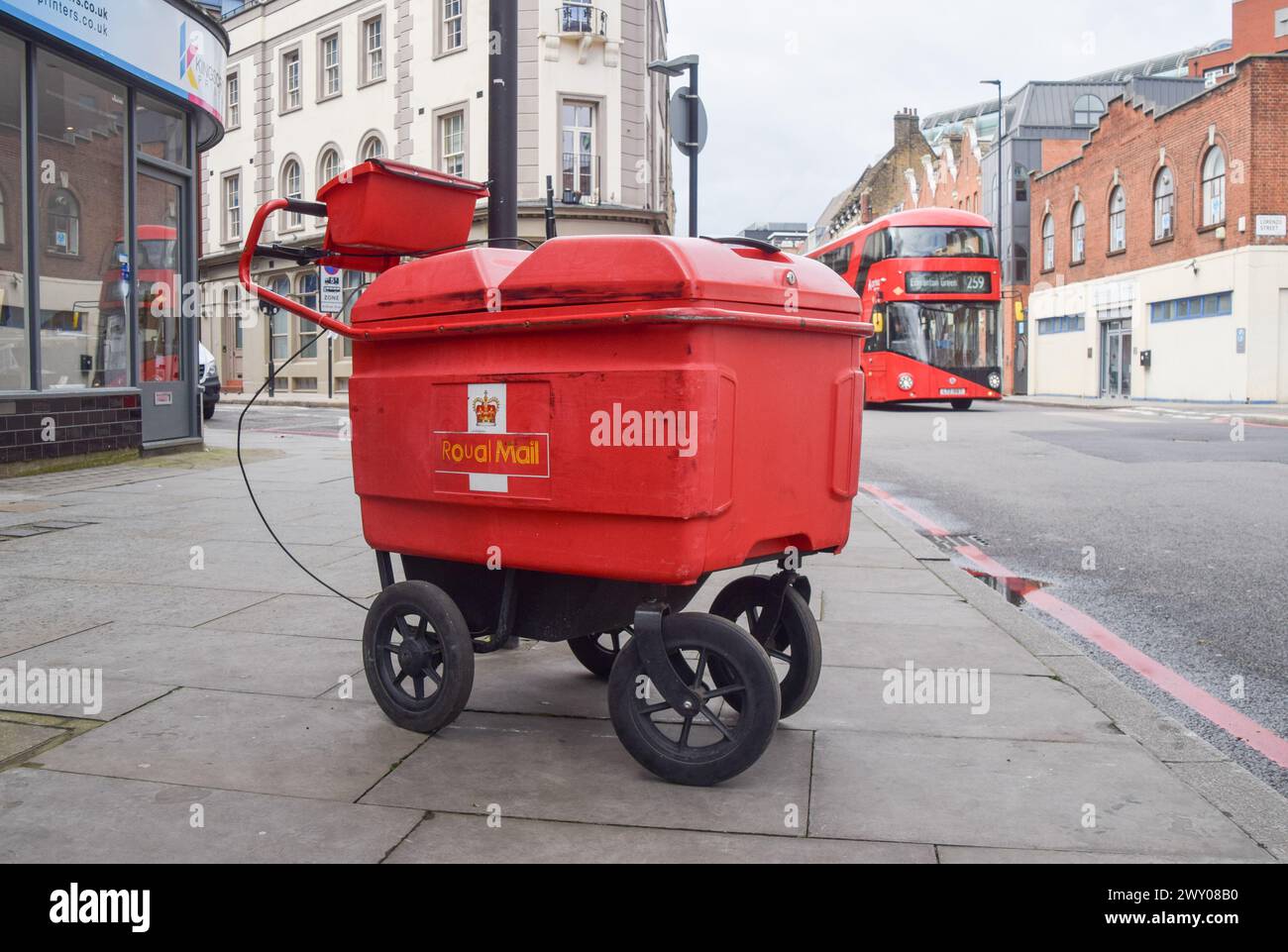 London, Großbritannien. April 2024. Ein Postzustellwagen wird auf einer Straße in Central London geparkt, da International Distributions Services (IDS), der Eigentümer von Royal Mail, vorschlägt, dass Postzustellungen zweiter Klasse auf zwei- oder dreimal pro Woche reduziert werden sollten, um die Kosten zu senken. Quelle: Vuk Valcic/Alamy Live News Stockfoto