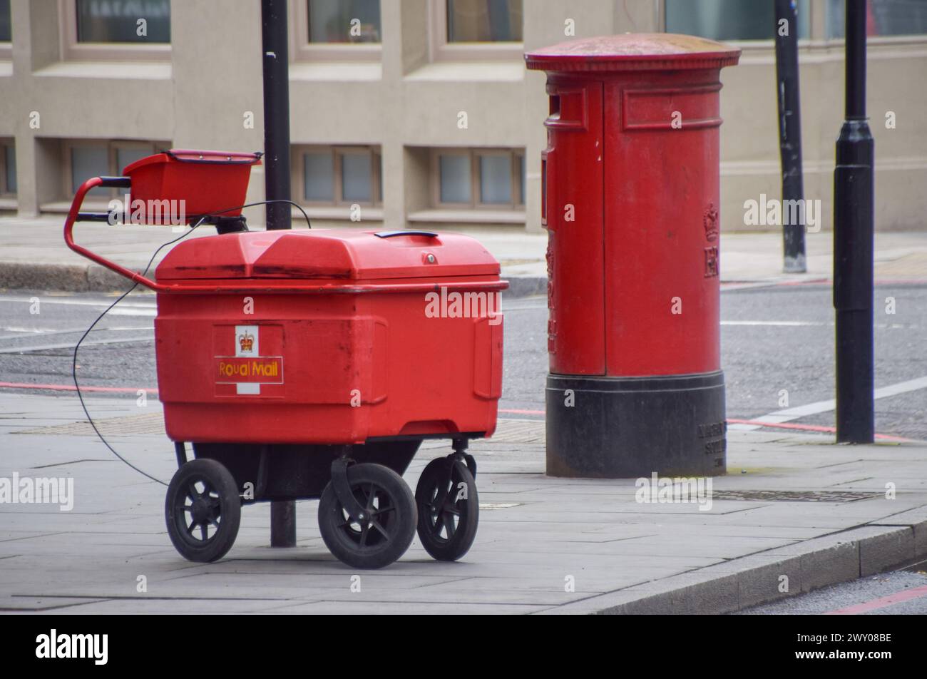 London, Großbritannien. April 2024. Ein Postzustellwagen wird neben einem Postfach in Central London geparkt, da International Distributions Services (IDS), der Eigentümer von Royal Mail, vorschlägt, dass Postzustellungen zweiter Klasse auf zwei- oder dreimal pro Woche reduziert werden sollten, um die Kosten zu senken. Quelle: Vuk Valcic/Alamy Live News Stockfoto