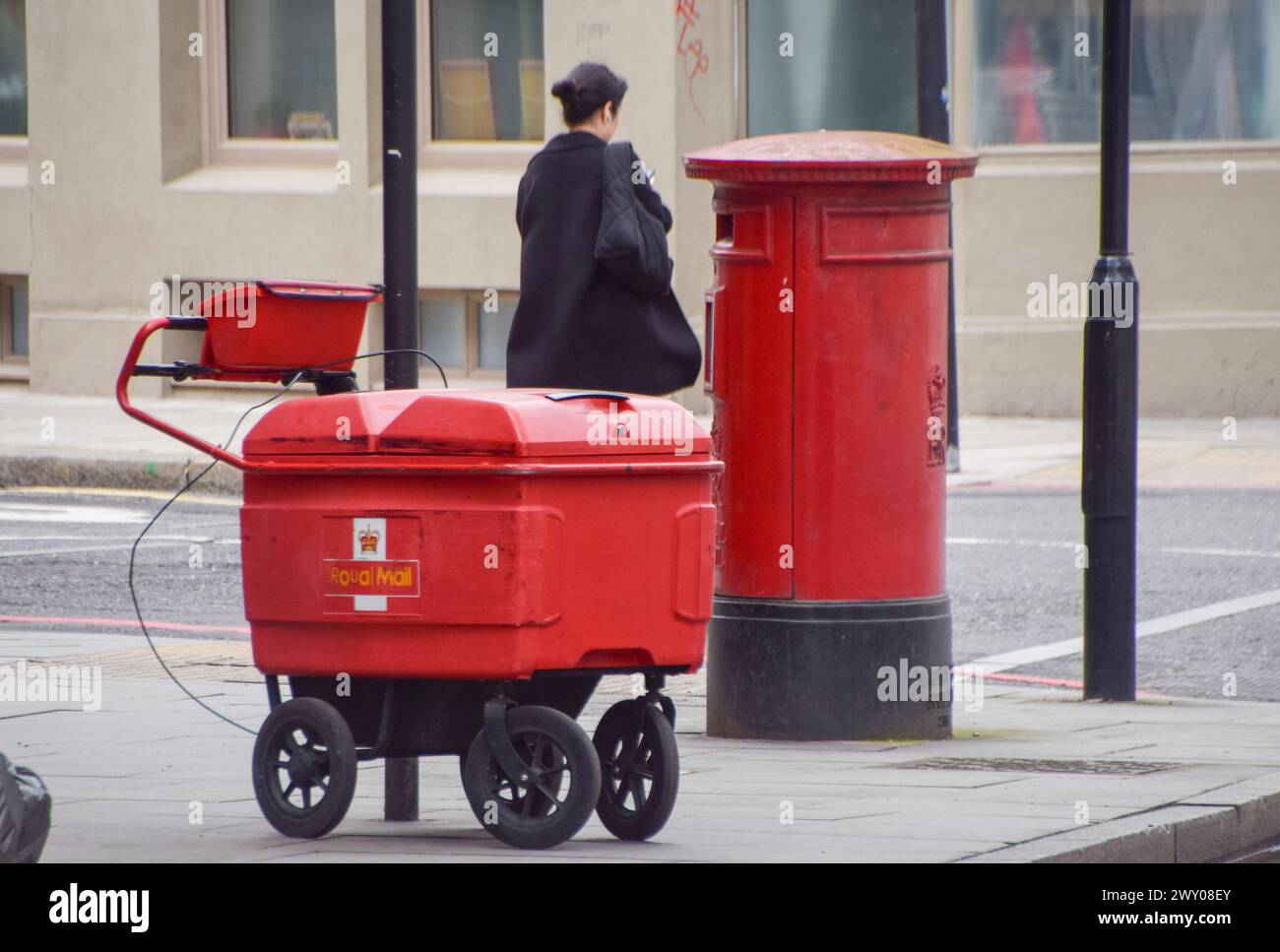 London, Großbritannien. April 2024. Ein Postzustellwagen wird neben einem Postfach in Central London geparkt, da International Distributions Services (IDS), der Eigentümer von Royal Mail, vorschlägt, dass Postzustellungen zweiter Klasse auf zwei- oder dreimal pro Woche reduziert werden sollten, um die Kosten zu senken. Quelle: Vuk Valcic/Alamy Live News Stockfoto