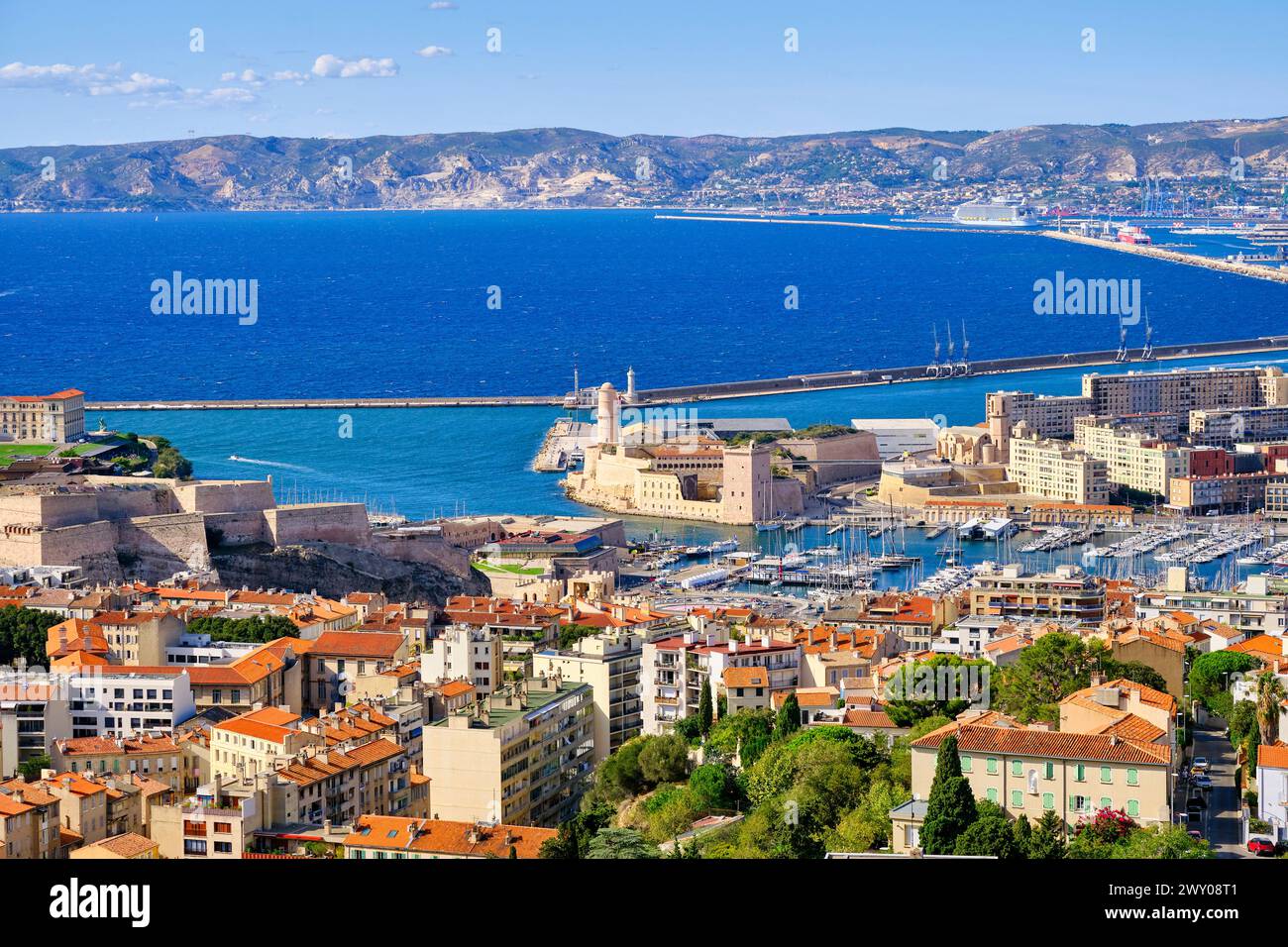 Fort Saint-Jean am Eingang zum Alten Hafen (Vieux Port) und L'Estaque am Horizont. Marseille, Frankreich Stockfoto