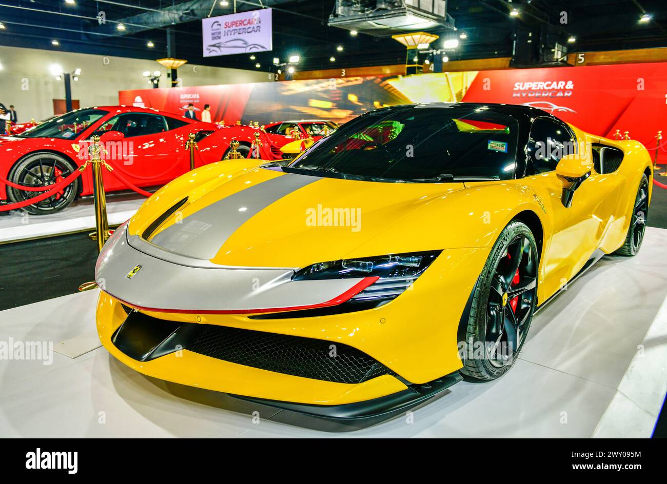 Thailand-27.März 2024: Gelbe Ferrari SF90 Stradale Plug-in Hybrid POWER V8 Benzintechnik1000 PS Display in Bangkok International Motor Sho Stockfoto