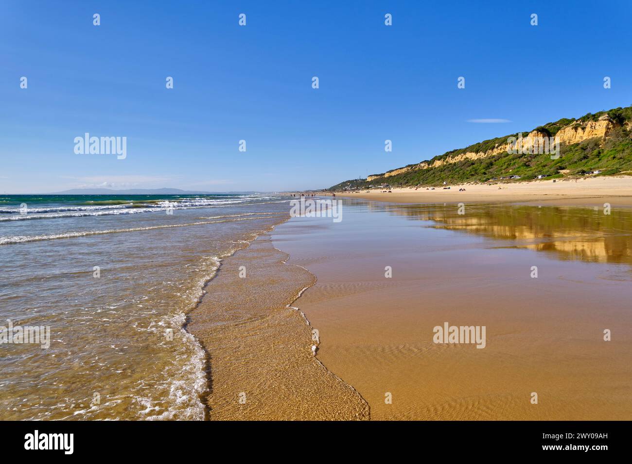 Ruhige Strände entlang der geschützten Landschaft der fossilen Klippen der Costa de Caparica. Fonte da Telha, Almada. Portugal Stockfoto
