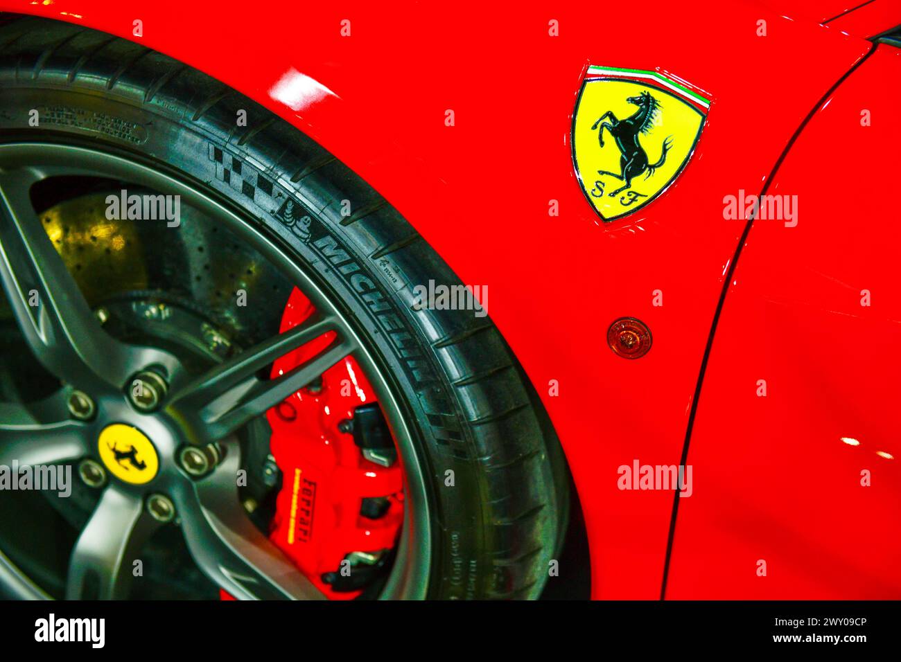 Thailand-27.März 2024: Logo von ferrari auf dem roten Superauto. Ist ein italienischer Hersteller von Luxussportwagen. Gegründet von Enzo Ferrari auf dem Bangkok 45 Stockfoto