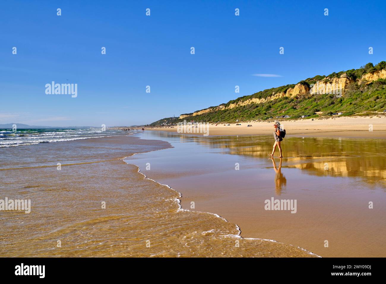 Ruhige Strände entlang der geschützten Landschaft der fossilen Klippen der Costa de Caparica. Fonte da Telha, Almada. Portugal Stockfoto