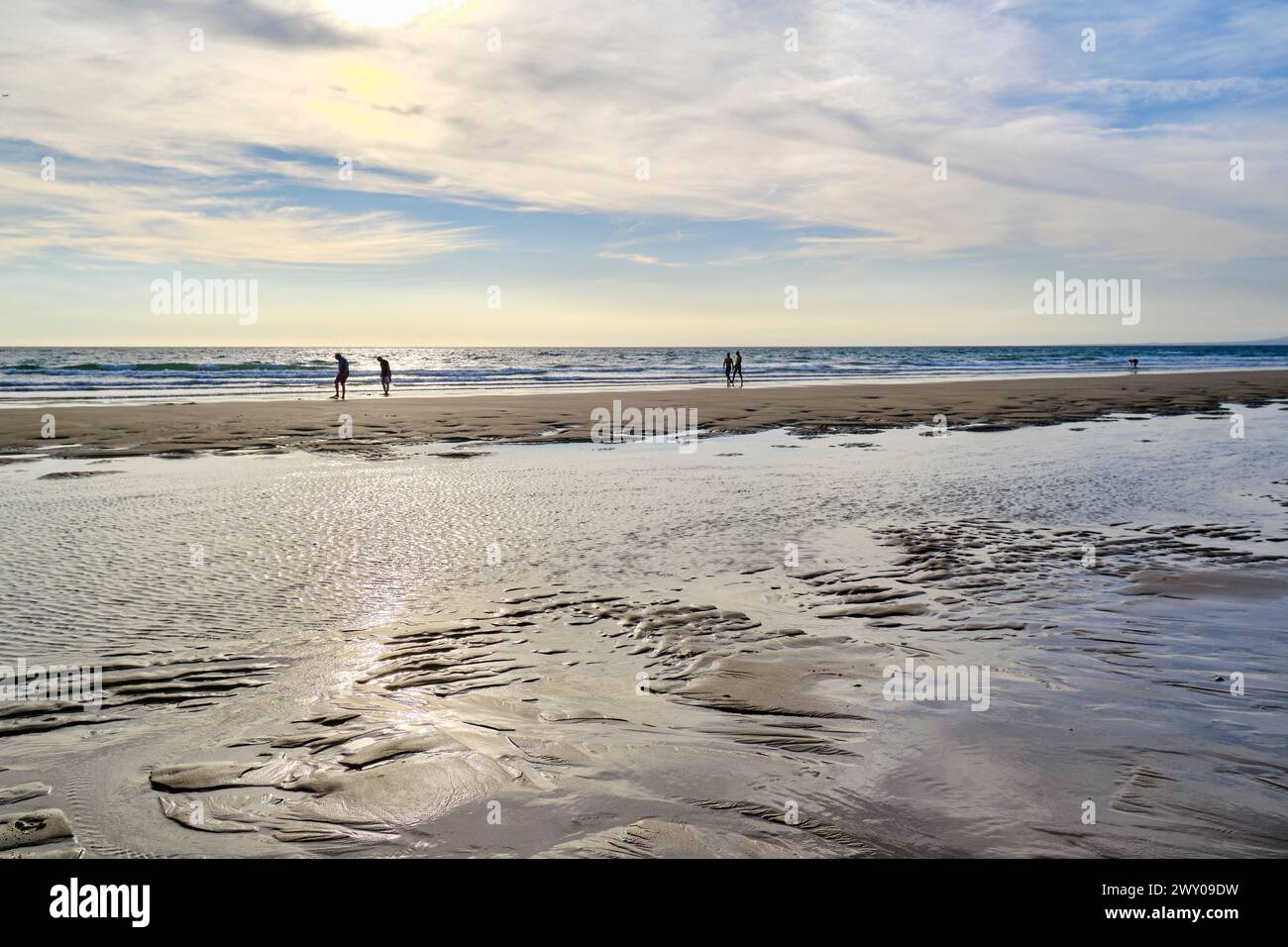 Ruhige Strände entlang der geschützten Landschaft der fossilen Klippen der Costa de Caparica. Fonte da Telha, Almada. Portugal Stockfoto