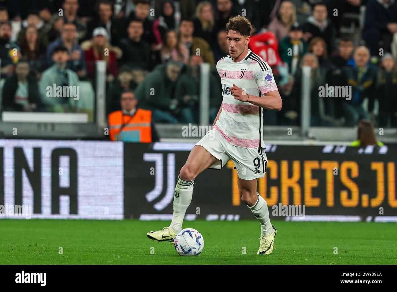 Turin, Italien. April 2024. Dusan Vlahovic von Juventus FC wurde 2023/24 im Halbfinale des 1. Leg Football-Spiels zwischen Juventus FC und SS Lazio im Allianz Stadium in Aktion gesehen. ENDNOTE : Juventus 2 | 0 Lazio (Foto: Fabrizio Carabelli/SOPA Images/SIPA USA) Credit: SIPA USA/Alamy Live News Stockfoto
