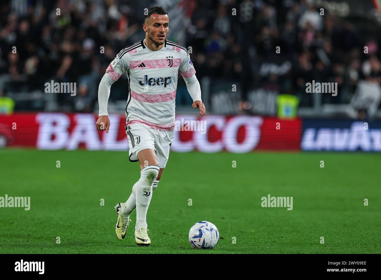 Turin, Italien. April 2024. Filip Kostic von Juventus FC wurde 2023/24 beim Halbfinale 1st Leg Football Spiel zwischen Juventus FC und SS Lazio im Allianz Stadium in Aktion gesehen. ENDNOTE : Juventus 2 | 0 Lazio (Foto: Fabrizio Carabelli/SOPA Images/SIPA USA) Credit: SIPA USA/Alamy Live News Stockfoto