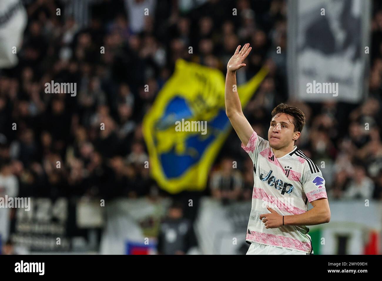 Turin, Italien. April 2024. Federico Chiesa von Juventus FC begrüßt die Fans beim Coppa Italia 2023/24 Halbfinale 1st Leg Football Match zwischen Juventus FC und SS Lazio im Allianz Stadium. ENDNOTE : Juventus 2 | 0 Lazio (Foto: Fabrizio Carabelli/SOPA Images/SIPA USA) Credit: SIPA USA/Alamy Live News Stockfoto