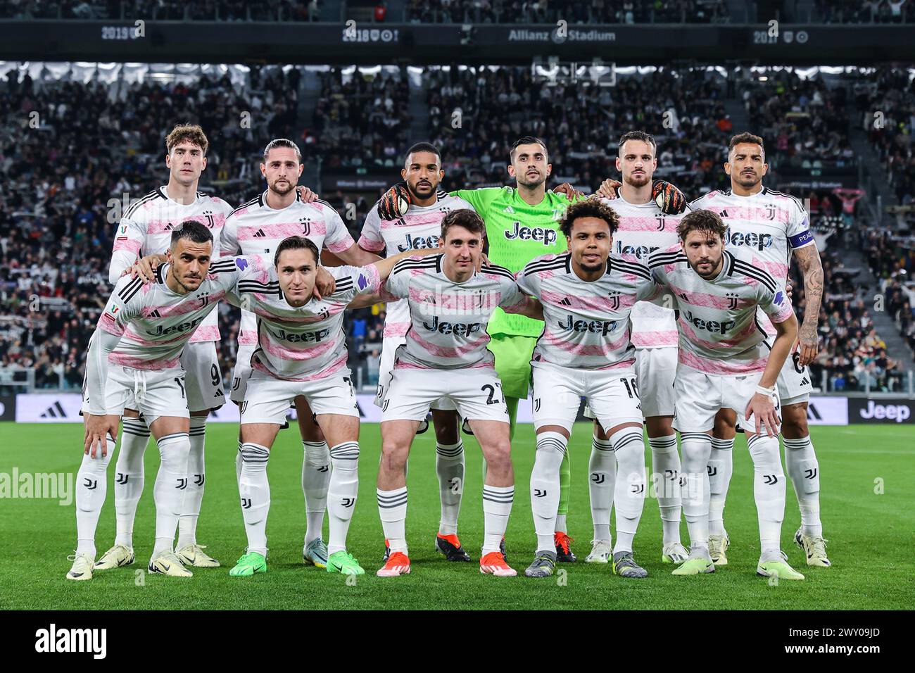 Turin, Italien. April 2024. Die Mannschaft des Juventus FC steht beim Halbfinale des 1. Leg Fußball-Spiels Coppa Italia 2023/24 zwischen Juventus FC und SS Lazio im Allianz Stadium an. ENDNOTE : Juventus 2 | 0 Lazio (Foto: Fabrizio Carabelli/SOPA Images/SIPA USA) Credit: SIPA USA/Alamy Live News Stockfoto