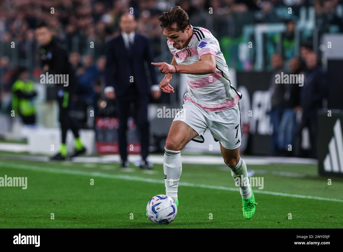 Turin, Italien. April 2024. Federico Chiesa von Juventus FC wurde 2023/24 beim Halbfinale 1st Leg Football Spiel zwischen Juventus FC und SS Lazio im Allianz Stadium in Aktion gesehen. ENDNOTE : Juventus 2 | 0 Lazio (Foto: Fabrizio Carabelli/SOPA Images/SIPA USA) Credit: SIPA USA/Alamy Live News Stockfoto