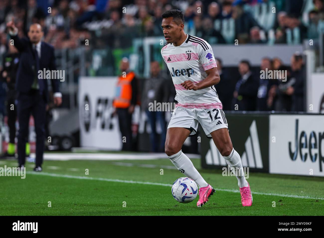 Turin, Italien. April 2024. Alex Sandro vom Juventus FC wurde 2023/24 im Halbfinale des 1. Leg Football Matches zwischen Juventus FC und SS Lazio im Allianz Stadium in Aktion gesehen. ENDNOTE : Juventus 2 | 0 Lazio (Foto: Fabrizio Carabelli/SOPA Images/SIPA USA) Credit: SIPA USA/Alamy Live News Stockfoto