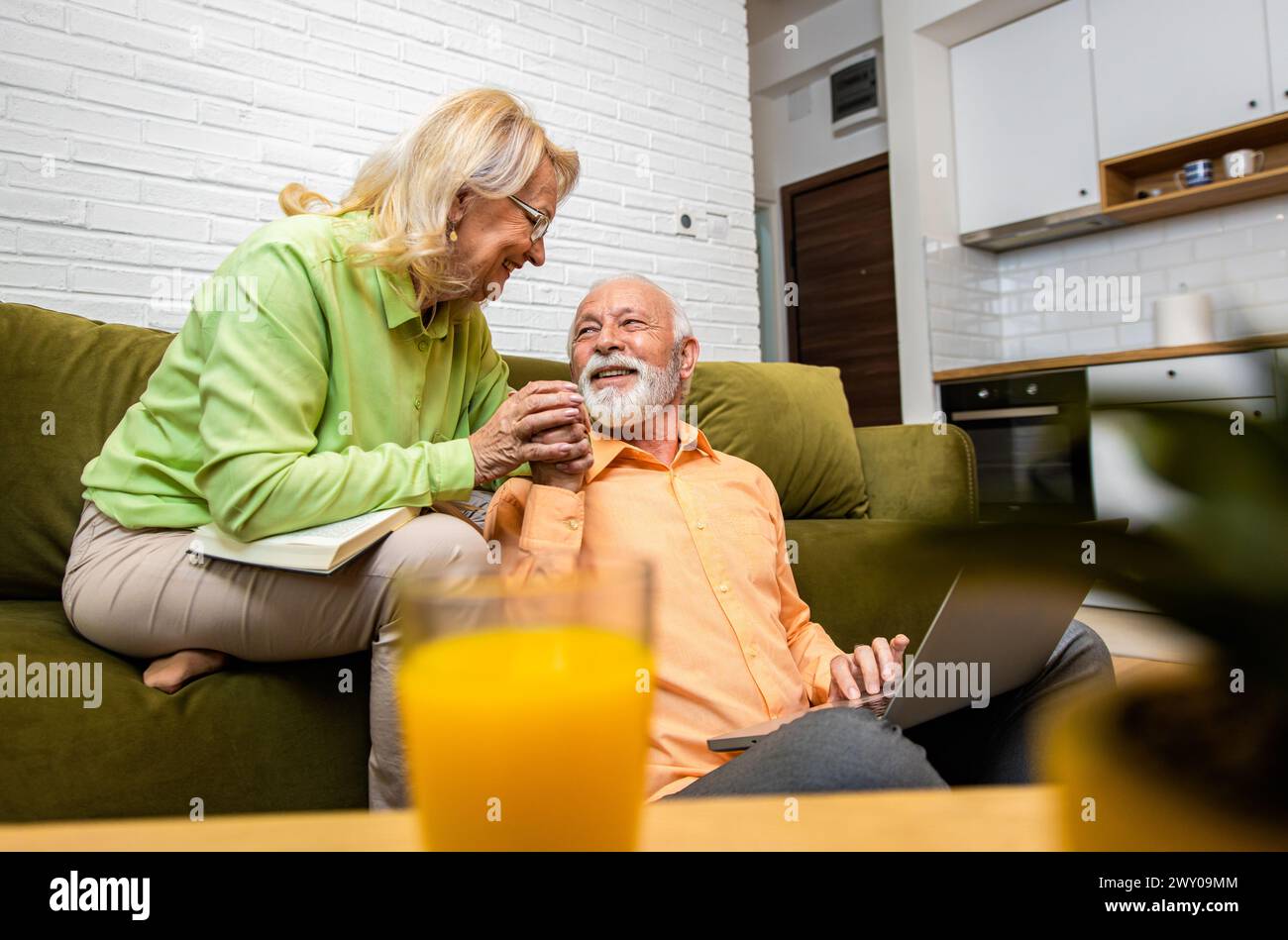Seniorenpaar zu Hause verbringen Zeit zusammen mit einem Laptop. Stockfoto