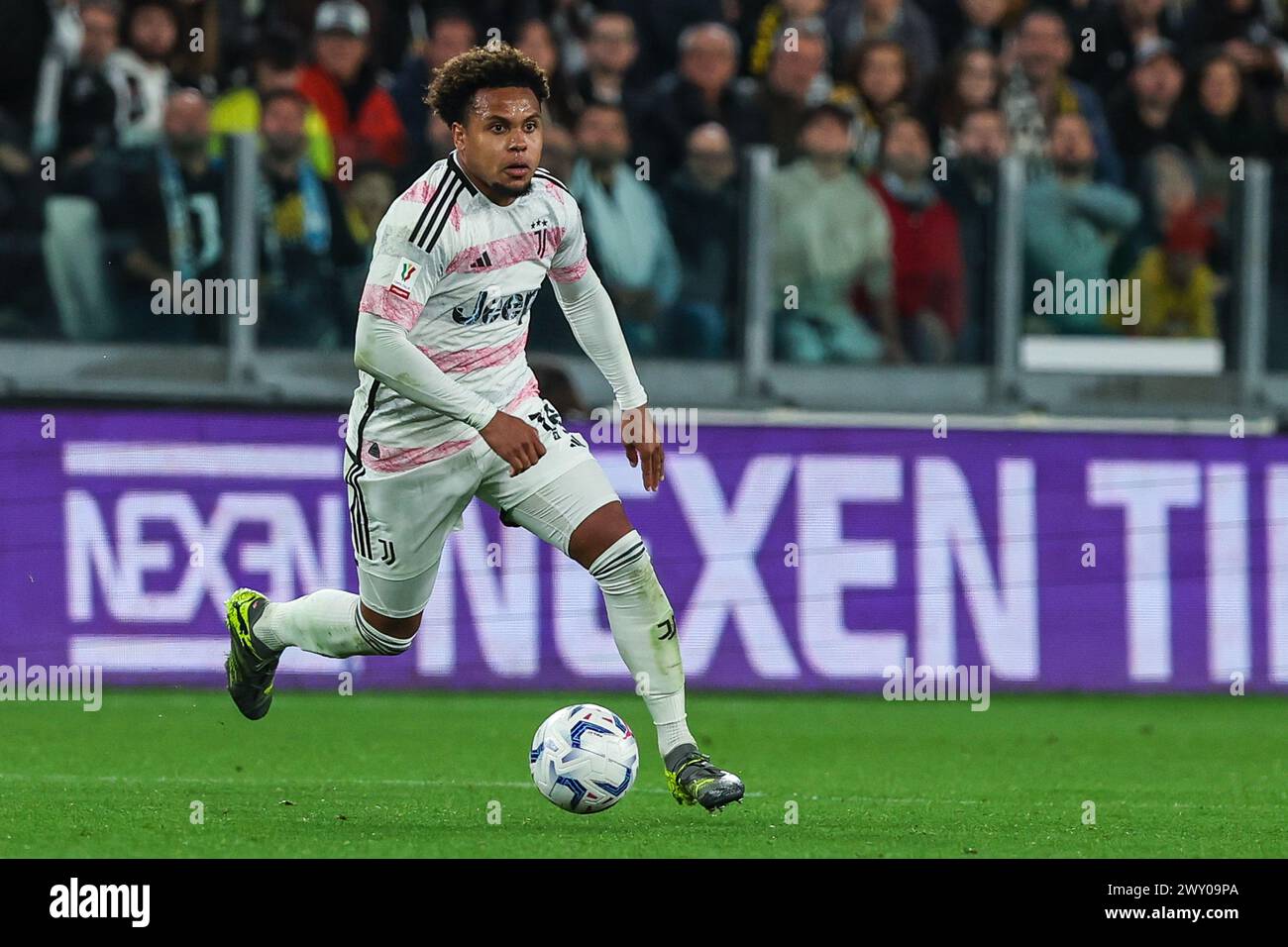 Turin, Italien. April 2024. Weston McKennie von Juventus FC wurde 2023/24 beim Halbfinale 1st Leg Football Match zwischen Juventus FC und SS Lazio im Allianz Stadium in Aktion gesehen. ENDNOTE : Juventus 2 | 0 Lazio (Foto: Fabrizio Carabelli/SOPA Images/SIPA USA) Credit: SIPA USA/Alamy Live News Stockfoto