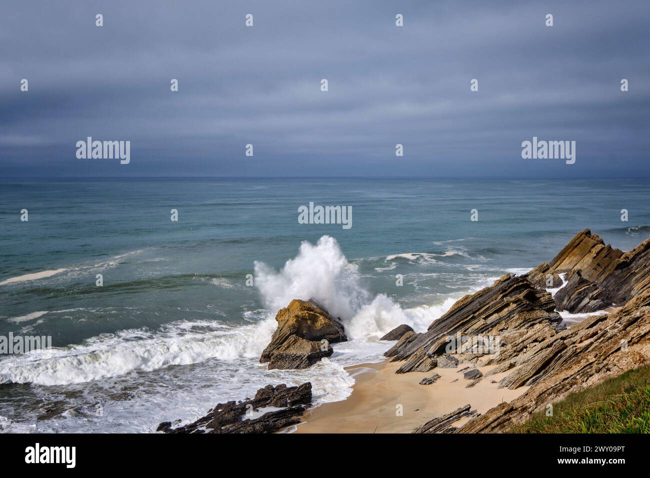Die felsige Küste von São Pedro de Moel. Marinha Grande, Leiria. Portugal Stockfoto