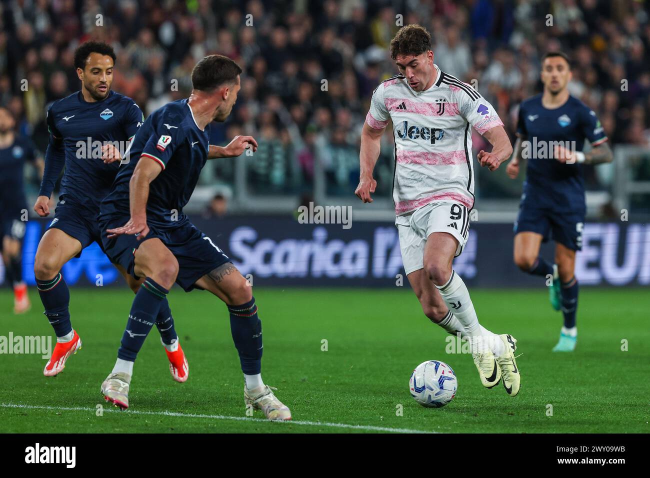 Turin, Italien. April 2024. Dusan Vlahovic von Juventus FC wurde 2023/24 im Halbfinale des 1. Leg Football-Spiels zwischen Juventus FC und SS Lazio im Allianz Stadium in Aktion gesehen. ENDNOTE : Juventus 2 | 0 Lazio (Foto: Fabrizio Carabelli/SOPA Images/SIPA USA) Credit: SIPA USA/Alamy Live News Stockfoto