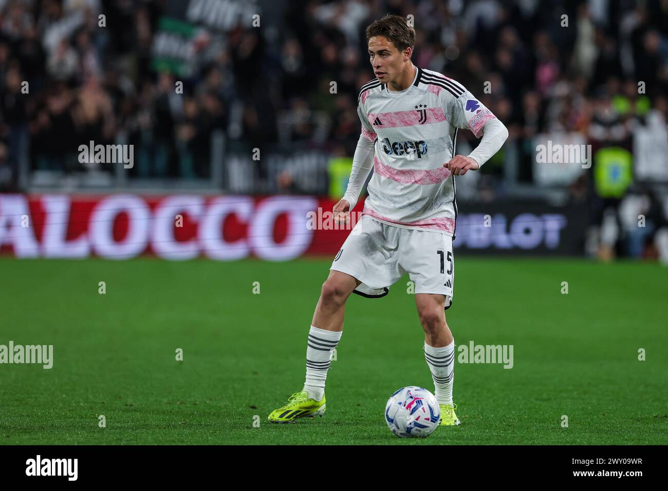 Turin, Italien. April 2024. Kenan Yildiz von Juventus FC wurde 2023/24 im Halbfinale des 1. Leg Football-Spiels zwischen Juventus FC und SS Lazio im Allianz Stadium in Aktion gesehen. ENDNOTE : Juventus 2 | 0 Lazio (Foto: Fabrizio Carabelli/SOPA Images/SIPA USA) Credit: SIPA USA/Alamy Live News Stockfoto