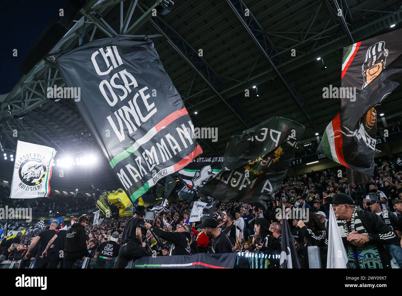 Turin, Italien. April 2024. Fans des Juventus FC, die beim Halbfinale des 1. Leg Football-Spiels zwischen Juventus FC und SS Lazio im Allianz Stadium 2023/24 zu sehen waren. ENDNOTE : Juventus 2 | 0 Lazio (Foto: Fabrizio Carabelli/SOPA Images/SIPA USA) Credit: SIPA USA/Alamy Live News Stockfoto