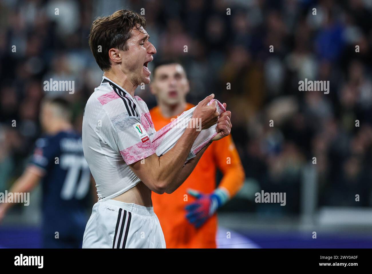 Turin, Italien. April 2024. Federico Chiesa von Juventus FC reagiert auf das Halbfinale des 1. Leg Football-Spiels zwischen Juventus FC und SS Lazio im Allianz Stadium 2023/24. ENDNOTE : Juventus 2 | 0 Lazio (Foto: Fabrizio Carabelli/SOPA Images/SIPA USA) Credit: SIPA USA/Alamy Live News Stockfoto