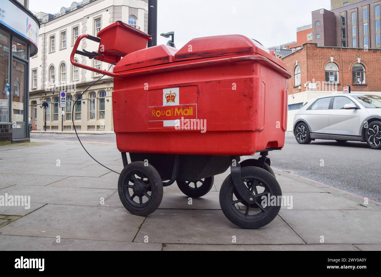 London, England, Großbritannien. April 2024. Ein Postzustellwagen wird auf einer Straße in Central London geparkt, da International Distributions Services (IDS), der Eigentümer von Royal Mail, vorschlägt, dass Postzustellungen zweiter Klasse auf zwei- oder dreimal pro Woche reduziert werden sollten, um die Kosten zu senken. (Kreditbild: © Vuk Valcic/ZUMA Press Wire) NUR REDAKTIONELLE VERWENDUNG! Nicht für kommerzielle ZWECKE! Stockfoto