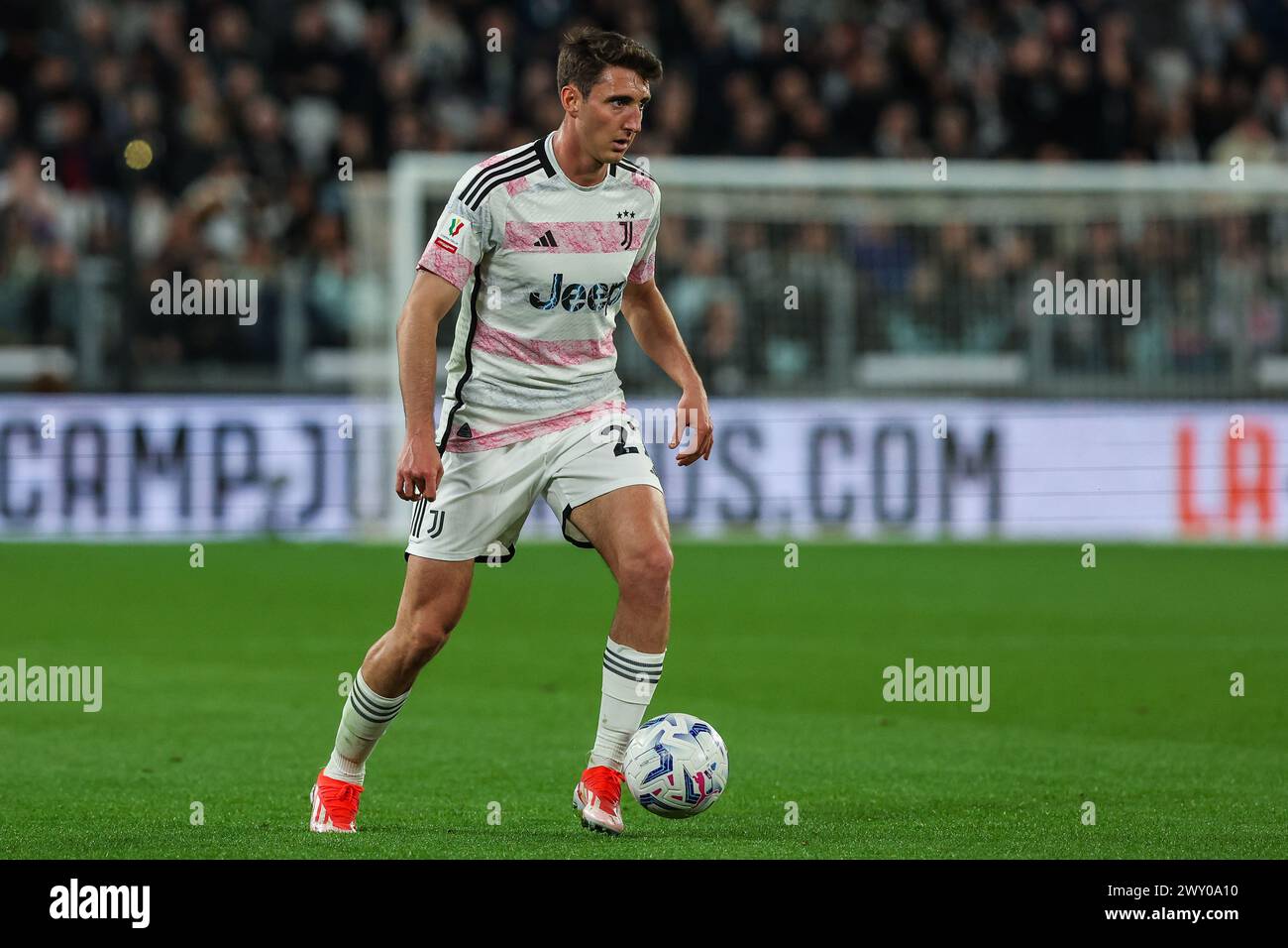 Turin, Italien. April 2024. Andrea Cambiaso von Juventus FC wurde 2023/24 im Halbfinale zwischen Juventus FC und SS Lazio im Allianz Stadion in Aktion gesehen. ENDNOTE : Juventus 2 | 0 Lazio (Foto: Fabrizio Carabelli/SOPA Images/SIPA USA) Credit: SIPA USA/Alamy Live News Stockfoto