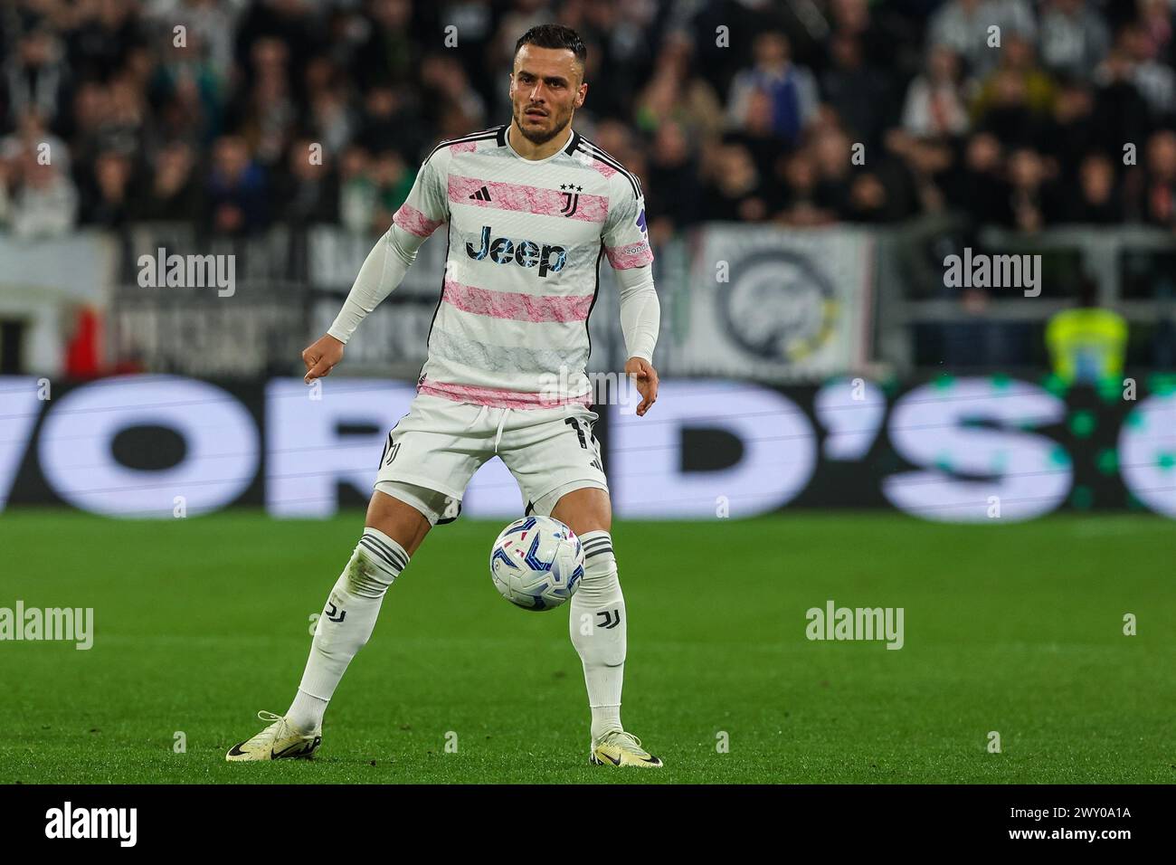 Turin, Italien. April 2024. Filip Kostic von Juventus FC wurde 2023/24 beim Halbfinale 1st Leg Football Spiel zwischen Juventus FC und SS Lazio im Allianz Stadium in Aktion gesehen. ENDNOTE : Juventus 2 | 0 Lazio (Foto: Fabrizio Carabelli/SOPA Images/SIPA USA) Credit: SIPA USA/Alamy Live News Stockfoto