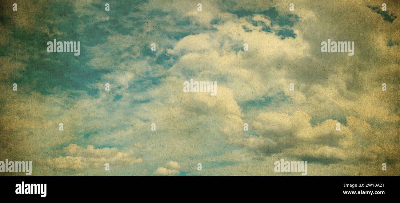 Blauer, bewölkter Hintergrund im Vintage-Stil. Stockfoto