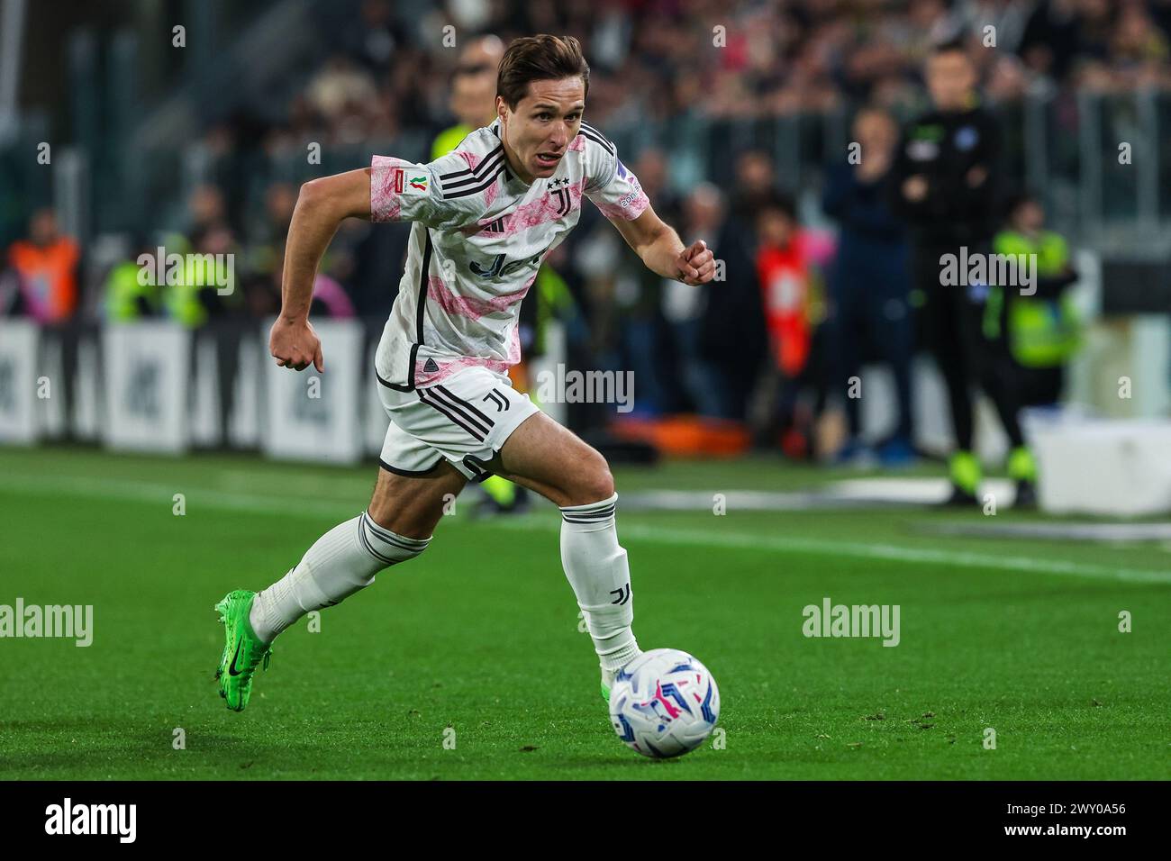 Federico Chiesa von Juventus FC wurde 2023/24 beim Halbfinale 1st Leg Football Spiel zwischen Juventus FC und SS Lazio im Allianz Stadium in Aktion gesehen. ENDNOTE : Juventus 2 | 0 Lazio (Foto: Fabrizio Carabelli / SOPA Images/SIPA USA) Stockfoto
