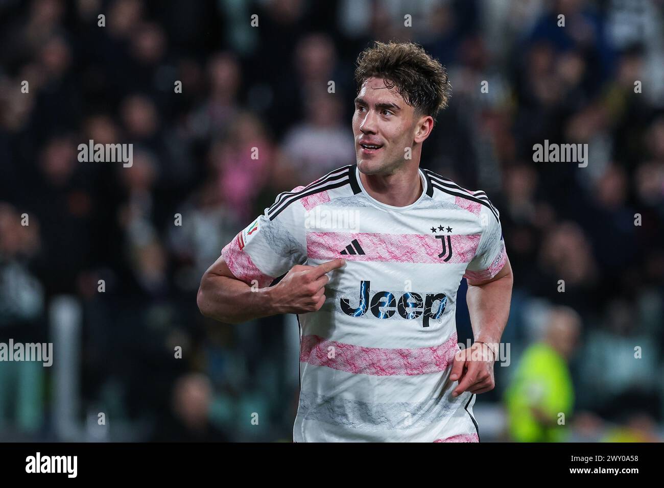Dusan Vlahovic vom Juventus FC feiert, nachdem er im Halbfinale 2023/24 zwischen Juventus FC und SS Lazio im Allianz Stadium ein Tor geschossen hat. ENDNOTE : Juventus 2 | 0 Lazio (Foto: Fabrizio Carabelli / SOPA Images/SIPA USA) Stockfoto