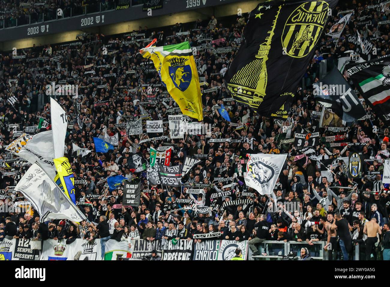 Fans des Juventus FC, die beim Halbfinale des 1. Leg Football-Spiels zwischen Juventus FC und SS Lazio im Allianz Stadium 2023/24 zu sehen waren. ENDNOTE : Juventus 2 | 0 Lazio (Foto: Fabrizio Carabelli / SOPA Images/SIPA USA) Stockfoto