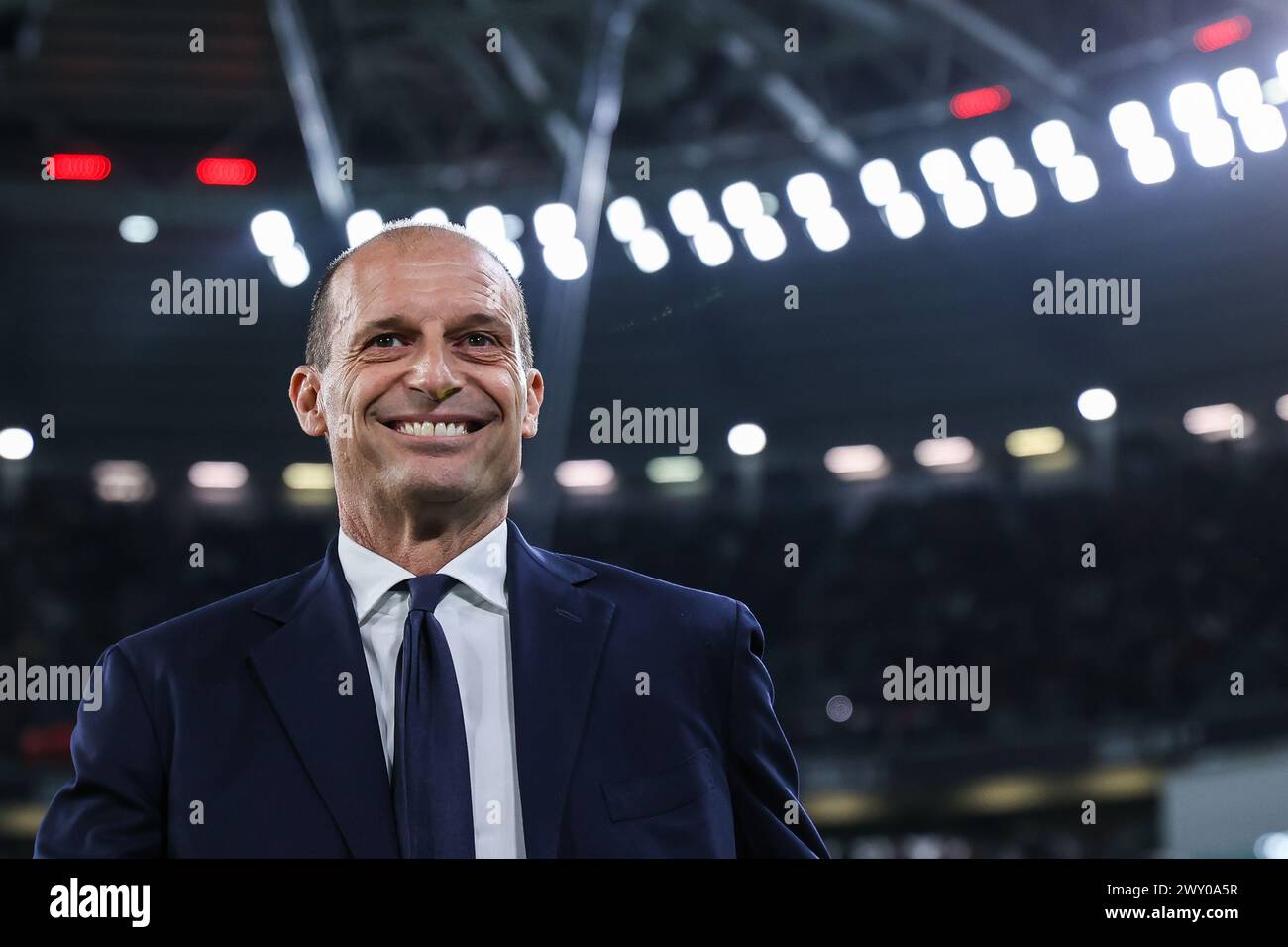Massimiliano Allegri Head Coach des Juventus FC sieht sich beim Halbfinale des 1. Leg-Fußballspiels Coppa Italia 2023/24 zwischen Juventus FC und SS Lazio im Allianz Stadium an. ENDNOTE : Juventus 2 | 0 Lazio (Foto: Fabrizio Carabelli / SOPA Images/SIPA USA) Stockfoto
