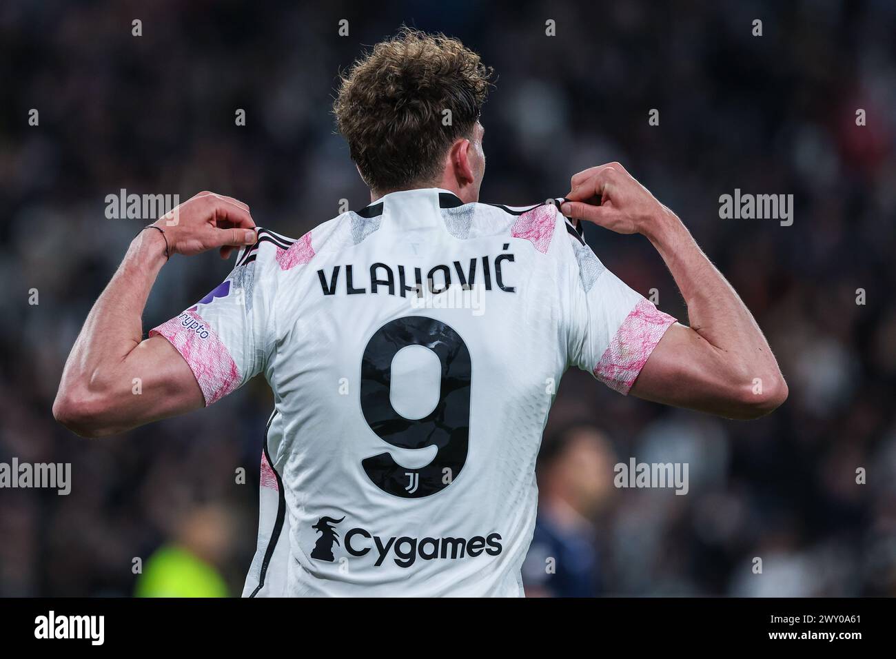 Dusan Vlahovic vom Juventus FC feiert, nachdem er im Halbfinale 2023/24 zwischen Juventus FC und SS Lazio im Allianz Stadium ein Tor geschossen hat. ENDNOTE : Juventus 2 | 0 Lazio (Foto: Fabrizio Carabelli / SOPA Images/SIPA USA) Stockfoto