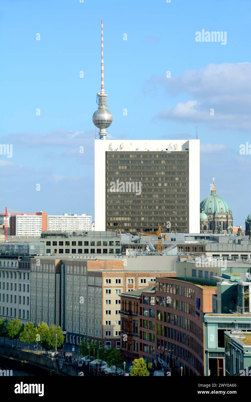 Der Berliner Fernsehturm und die Kuppel des Berliner Doms ziehen die Skyline der deutschen Hauptstadt. Stockfoto