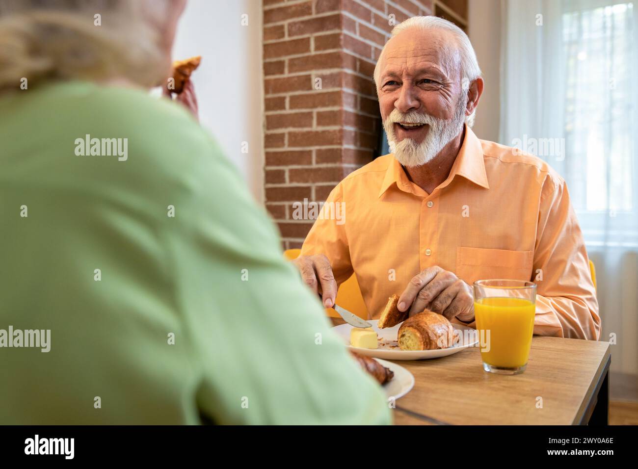 Senior Paar essen Frühstück zu Hause. Stockfoto