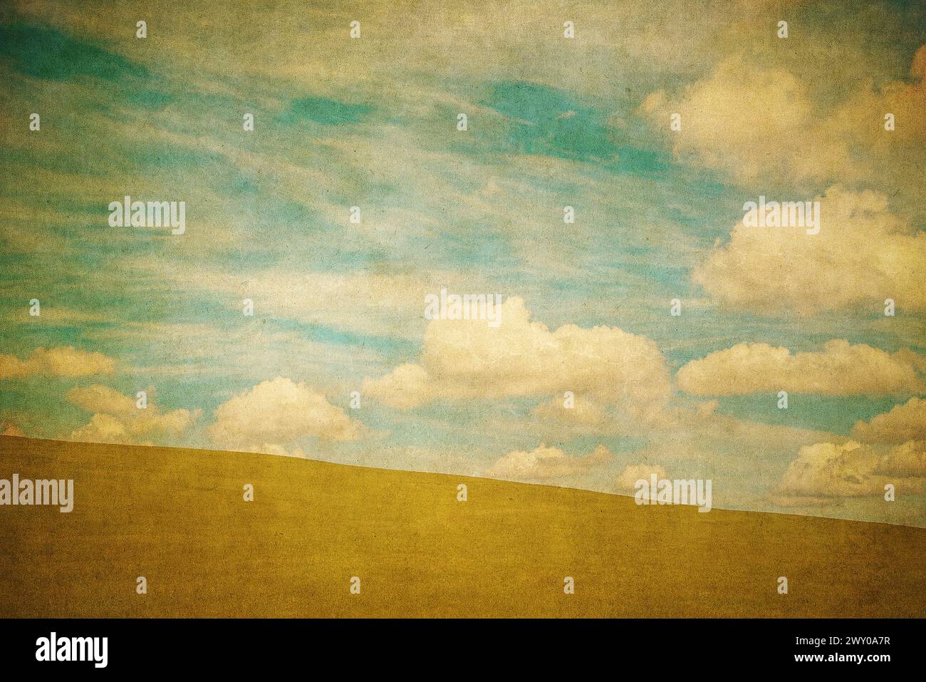 Vintage Hintergrund von grünem Feld und blauem bewölktem Himmel Stockfoto