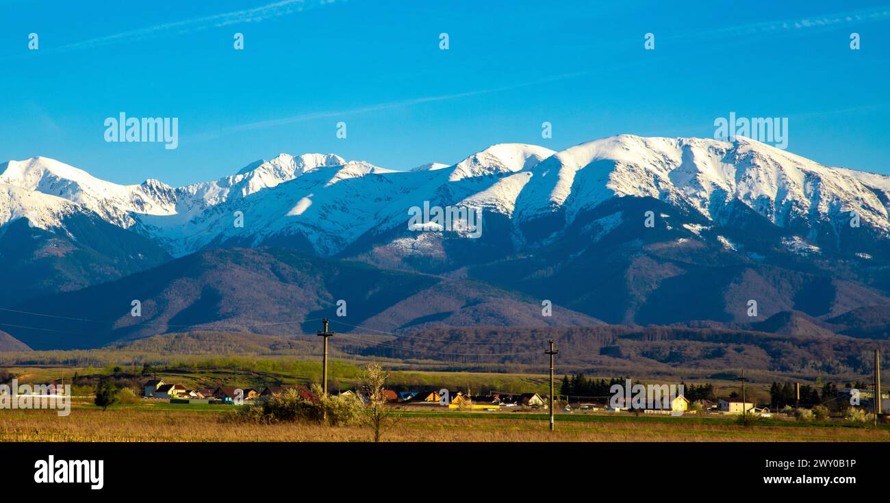 Eine idyllische Landschaft mit dem Dorf Porumbacu de Sus - Rumänien und im Hintergrund die Fagaras Berge mit Schnee auf den Gipfeln Stockfoto