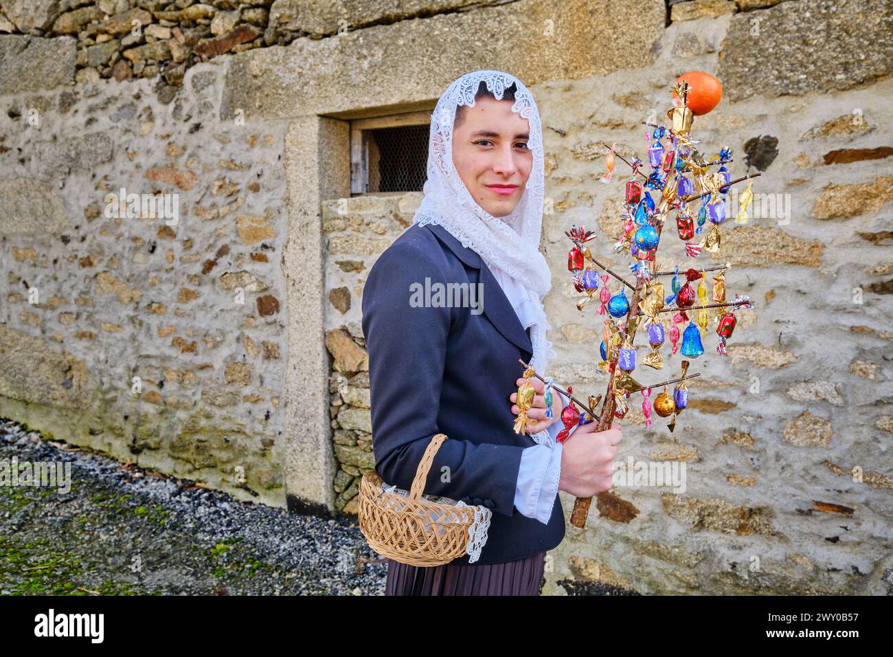 Die weibliche Figur (eine Sécia) wird immer durch einen Jungen repräsentiert. Die Wintersonnenfeier in Tó. Trás-os-Montes, Portugal Stockfoto