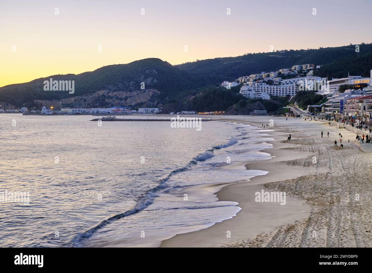 Sesimbra und der Strand in der Dämmerung. Portugal Stockfoto