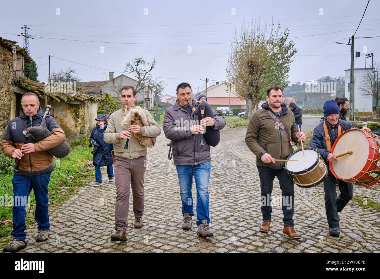 Die Musiker mit Dudelsack und Schlagzeug spielen während der Wintersonnenfeier. Constantim, Miranda do Douro. Portugal Stockfoto